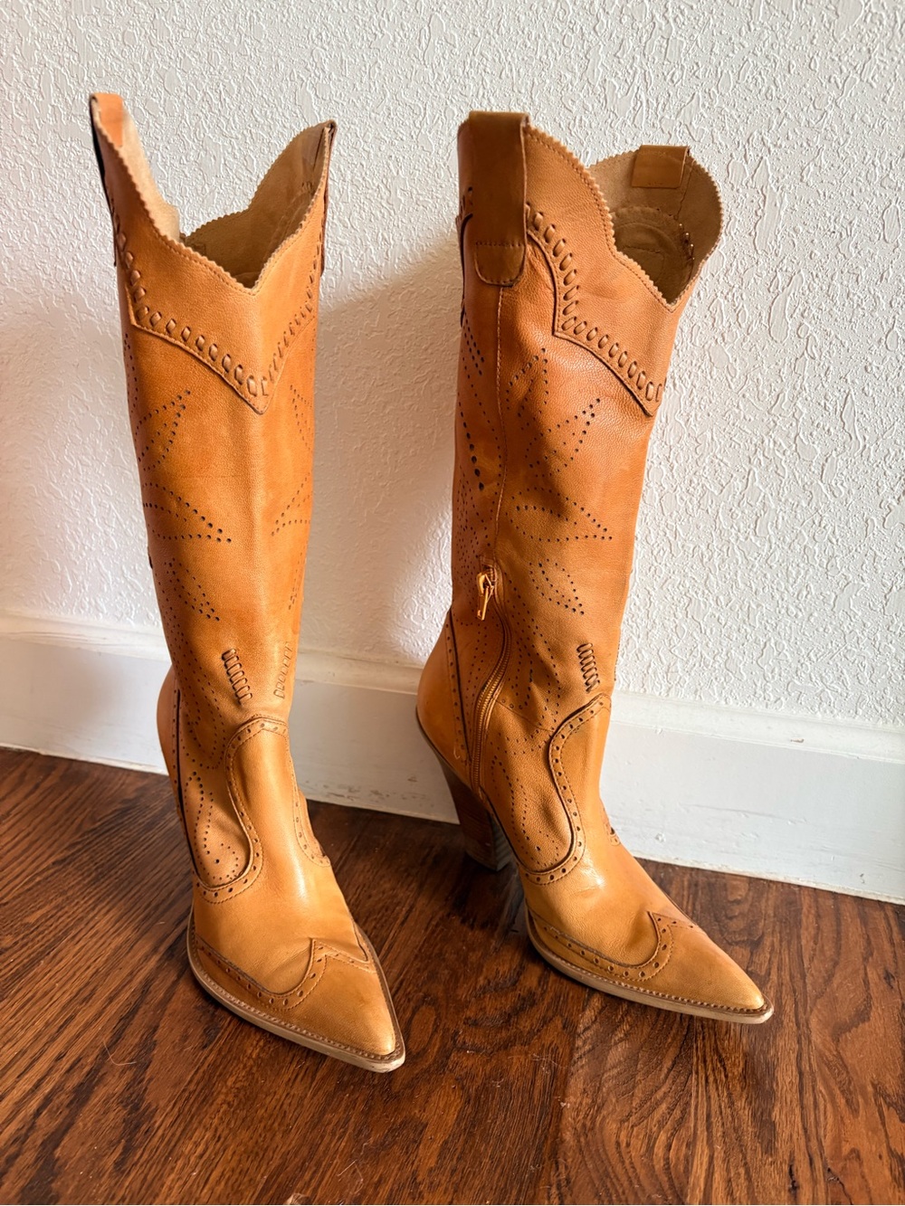 BCBG Niche Leather Western Heeled Perforated Boots Y2k Brown Tan Leather 7.5 - Picture 4 of 16